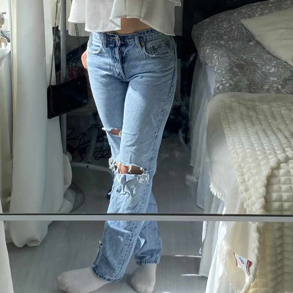 Säljer dessa as snygga zara jeansen med hål, de är i fint skick och jag säljer då jag inte använder de så mycket längre 🤍. Jeans & Byxor.