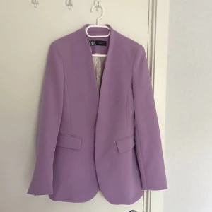 Lila kavaj  - Lila kavaj som är figursydd, otrolig fin men för liten för mig! 