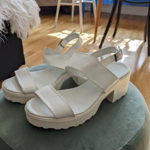 Nelly sandaler  - Sandaler från Nellys egna märke. Använd nån enstaka gång men finns spår av användning, fläckar mm och smutsig sula 