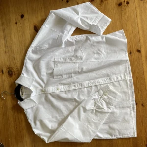 Djerf Avenue Breezy shirt - Djerf Avenue breezy shirt i vit. Storlek S. Använd 1-2 gånger. Frakt 30 kr! ❤️