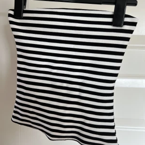 Bandeau topp  - Super fin randig bandeau topp från ZARA i storlek S💕💕Säljer pga att jag rensar ut och den har aldrig kommit till användning därmed fint skick.  Köparen står för frakten!