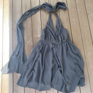 Så fin klänning från Hm  - Perfekt sommar klänning lagom lång går till knäna. Storlek 40 sitter som en 36/38. Använt en gång.