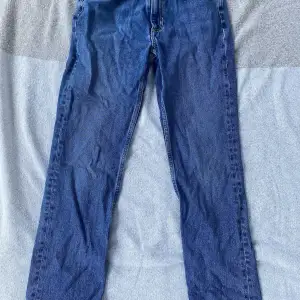 Ett par sköna lågmidjade Jens i lite mörkare jeans färg. Så sköna och så coola. Kom aldrig till användning.