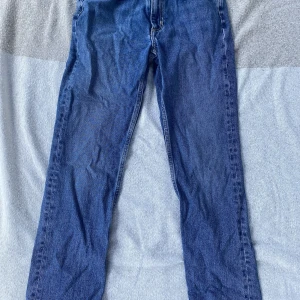 Jeans  - Ett par sköna lågmidjade Jens i lite mörkare jeans färg. Så sköna och så coola. Kom aldrig till användning.