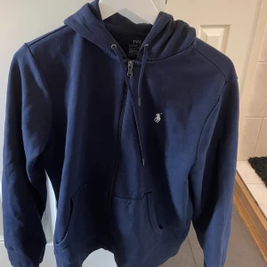 Ralph Lauren zip hoodie - Säljer min Ralph lauren zip hoodie. Ny pris 1700kr. Säljer för 850kr. Storlek S. Använt Max 5 gånger. Nyskick.