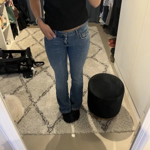 Zara low waist - Säljer mina zara boot cut low waist jeans i en super fin ljusblå färg.  Använda Max 5 gånger