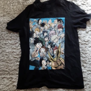 My hero academia t-shirt - Jag säljer min my hero academia t-shirt som är i bra skick och bara använd några få gånger. Den är stolek small men designen är att den ska vara baggy. Köparen betalar för frakt.