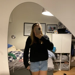 Stickad tröja  - Säljer denna stickade tröja i storlek xs/s för att den inte kommer till användning:) den är stor i storleken passar mig som igenkligen har s/m. 