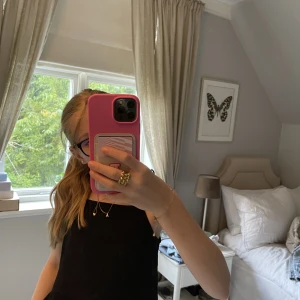 Jättesött svart volang linne från H&M.  - Ett jättesött svart volang linne från H&M. Använt 1/2 gånger🩶