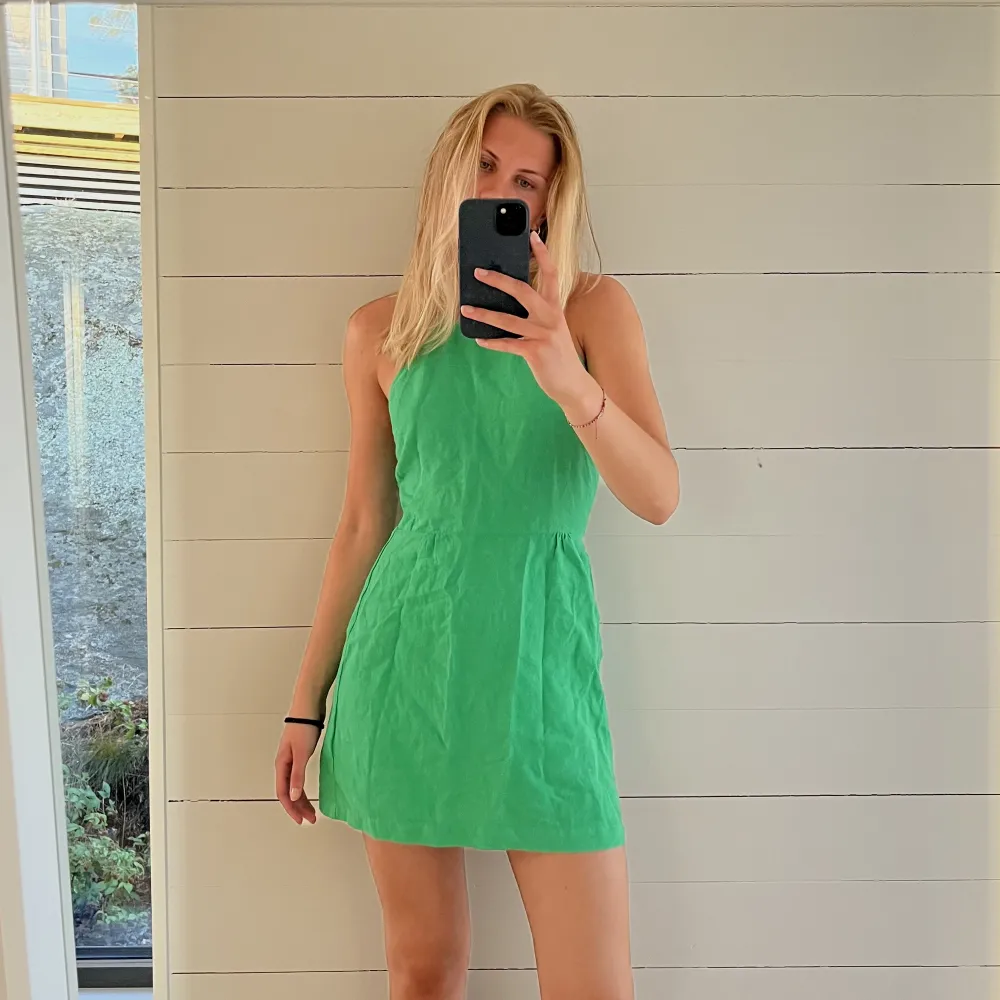 Helt oanvänd grön klänning från Zara! Fin snörning där bak💚. Klänningar.