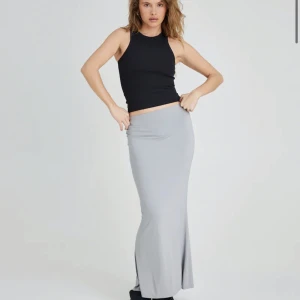 Maxikjol - Säljer denna gråa maxikjol från bikbok i stl xs! Aldrig använd endast testad. Ord pris 299 och slutsåld på hemsidan :)  