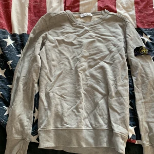 Stone island - Skrynklig stone island tröja inte använd mycket men väldigt bra skick skriv privat vid intresse 