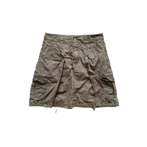 Cargo mini skirt - Söt brun cargokjol. Storlek XS. Går att ha som lågmidjad men har vanligtvis S/M så på bilden blev den midwaist på mig. 