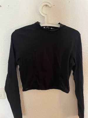 Mesh crop top - Långarmad crop top med mesh korset. Bra skick