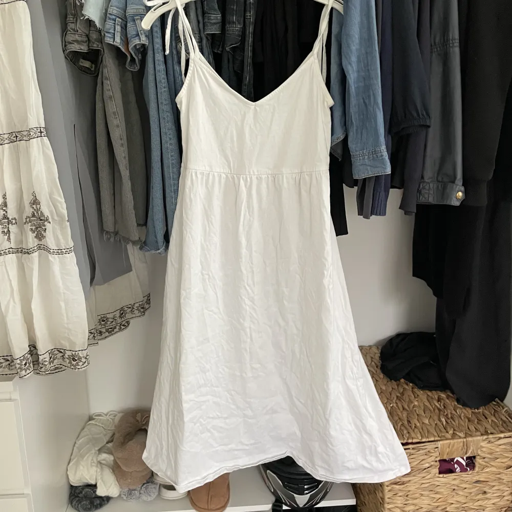 Säljer min vita klänning från asos då den inte kommer till användning. Skriv för frågor❤️använd gärna köp nu . Klänningar.