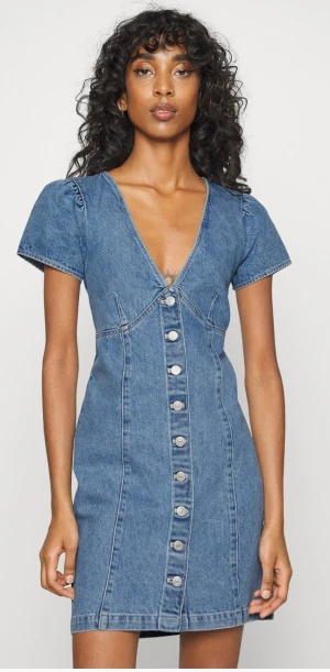 Oanvänd denimklänning Levis, storlek small. - Oanvänd denimklänning från Levis, med lappen kvar. Nypris 999 kr.