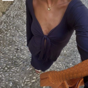 Mörkblå topp - Så fin mörkblå topp från design by si, säljer då den bara kom till användning vid ett tillfälle (: så helt ny ❤️