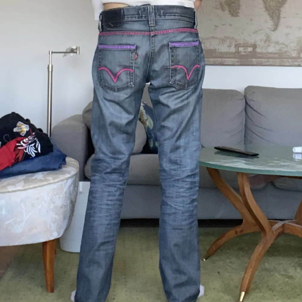 Säljer dessa lågmidjade Levis jeans med målade tryck som jag målat själv. Det är bla stjärnor. Köp nu eller kom med prisförslag💕köpte second hand så är inte 100 på att de är äkta.. Jeans & Byxor.