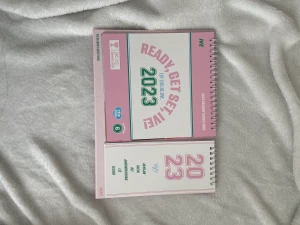 IVE SSG2023 KALENDER - Möts endast upp i Malmö vid köp av den! Helt ny! Inga skador. Själva albumet medföljs(alltså  förpackningen) Ive freebies medföljs! 