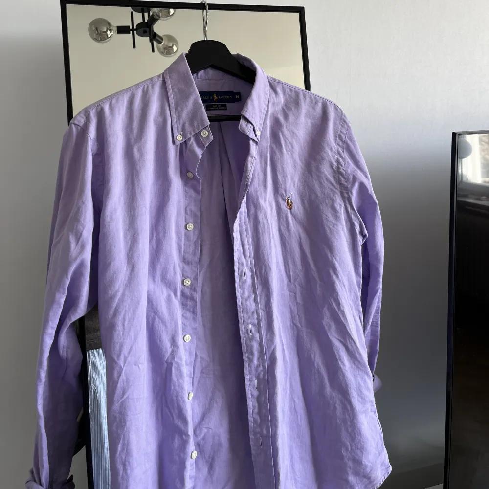 3 st klassiska oxfordskjortor i fina sommarfärger i storlek M slim fit. Superfin kvalitet, säljs pga för små för mig (188/90 kg). Kan användas som vanlig skjorta eller en oversized ”boyfriend shirt”. 400 kr för allt, kan oxå säljas enskilt. . Skjortor.