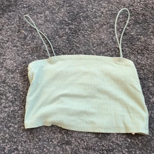 grön mag-tröja - Detta är en super skön magtröja som har använts 2-3 gånger men säljer nu då för banden är för långa,nypris var 170. hör av er för frågor