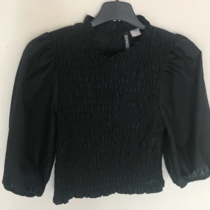 Söt blus - Svart gullig blus som passar till det mesta. Tveka inte att höra av dig ifall att du undrar något💓