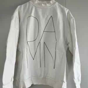 Vit collegetröja  - Tröja från Tiger of Sweden som inte kommer till användning. Jag är 178cm, den är liite kort i ärmarna på mig. Lite skrynklig pga legat i en låda men fixas lätt med en tvätt. Steamer/strykjärn funkar. Kan gå ner i pris vid snabb affär. Inköpt för ca 1000kr