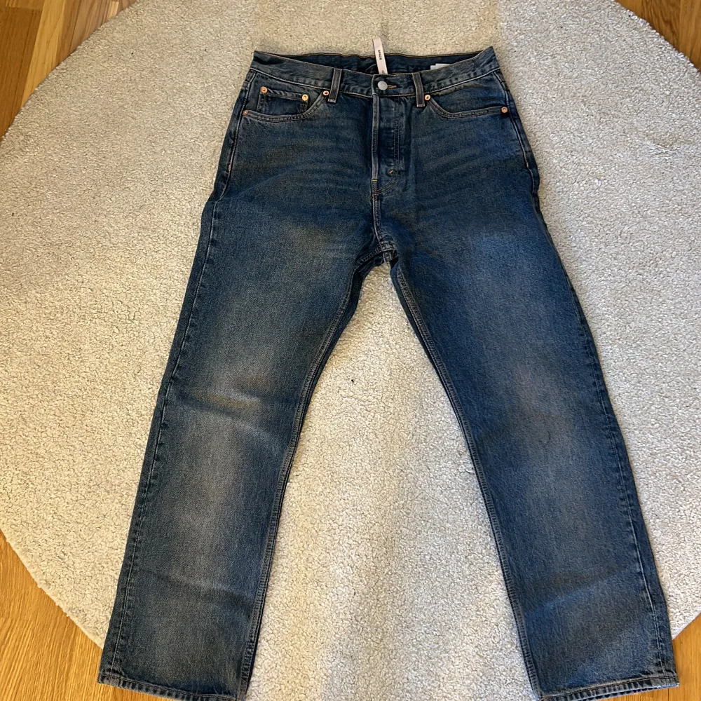 Säljer mina jeans från weekday, då dom inte kommer till användning. Tillhör kategorin ”Space” i weekdays världar (passform). . Jeans & Byxor.