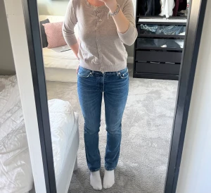 Mörkblåa zara jeans - Mörkblåa midrise jeans från zara, storlek 38 men passar också 36, använda 1 gång💗