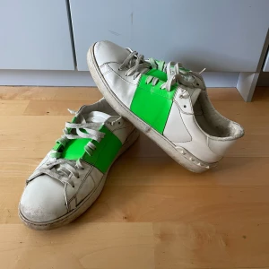Valentino sneakers - Valentino sneakers stlk 42, passar 43. Slitna! Men bra beaters. Klubbskor eller dylikt 