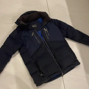 Sail racing jacka - En sail racing jacka vid färgen blå är jätte skön att ha på sig och har en 9/10 i kvalitet och pris kan sänkas i privat.