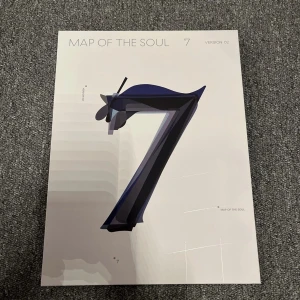 Bts album - Bts albumet map of the soul 7 vers. 2. Det ser helt nytt ut och det på bilden är det som följer med. Inget photocard, poster eller klistermärken🌸
