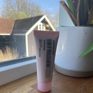 4 in 1 prefector - 4 in 1 prefector foundation från Maybelline i färgen fair/light🫶🏼 Bara testad! Köparen står för frakt💌