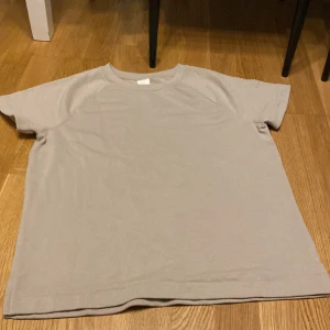 T shirt 57 procent bomull 43 procent polyester  - T shirt strl xs. Fint skick. 