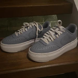 Nike court vision alta - Nästan helt oanvända Nike gråblå i storlek 38. (Nike court vision alta)