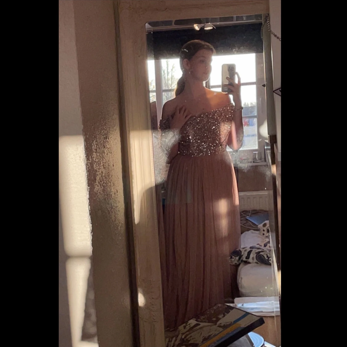 Kortärmad off sholder maxiklänning, modell med dragkedja i rygg & paljetter på ovandel. - 90