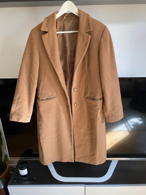 Brun beige kappa  - Varm lång kappa i bra skick! Unisex. 