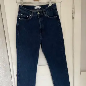 Modell: favorite cut jeans  Färg: deep blue  Aldrig använda med lapp kvar  Nypris:  790kr