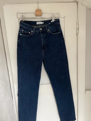 & other stories jeans  - Modell: favorite cut jeans  Färg: deep blue  Aldrig använda med lapp kvar  Nypris:  790kr