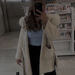 kort kappa med pälsluva - beige/rosa kashmire kappa med äkta päls (luvan) pris kan diskuteras vid snabbaffär  nypris ca 5500 kr