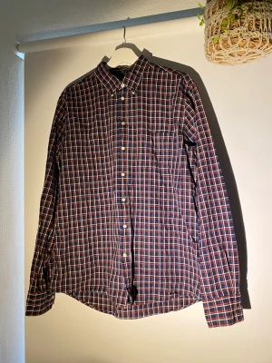 Oanvänd skjorta från Boomerang  - Hej, säljer en helt oanvänd skjorta från Boomerang. Den är i storlek Large men passar även Medium. Ärmarna går att rulla upp. Perfekt skick. Nypris va runt tusenlappen. Priset är inte hugget i sten. Hör av dig vid frågor.