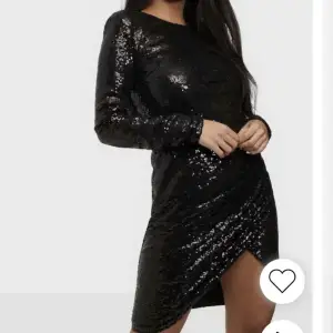 Oanvänd klänning från Nelly, säljer på grund av att den inte passade mig😊 Storlek 38 Ny pris 599kr