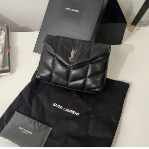 Clutch saint laurent - Säljer nu min lilla lolou puffer clutch. Endast använd en gång på min bal. Inga defekter! Super fin och man får plats med telefon, läppstift osv💕💕äkthetbevis och allt på bilden medföljer! Nypris: 8850kr