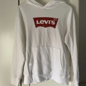 Levi’s hoodie vit/röd  - Vit Levi’s hoodie storlek S dam. Bra skick och bara använd ett få tal gånger