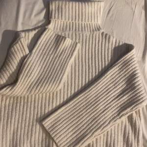Säljer min fina stickade tröja från bik bok, säljer för den är för stor… köpt för 400-500kr säljer för 150kr+ frakt💖❤️