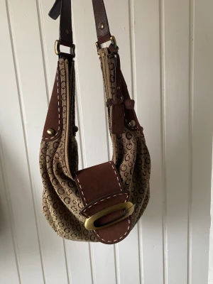 Vintage guess väska  - Vintage 2000tals guess väska, väldigt rymlig 