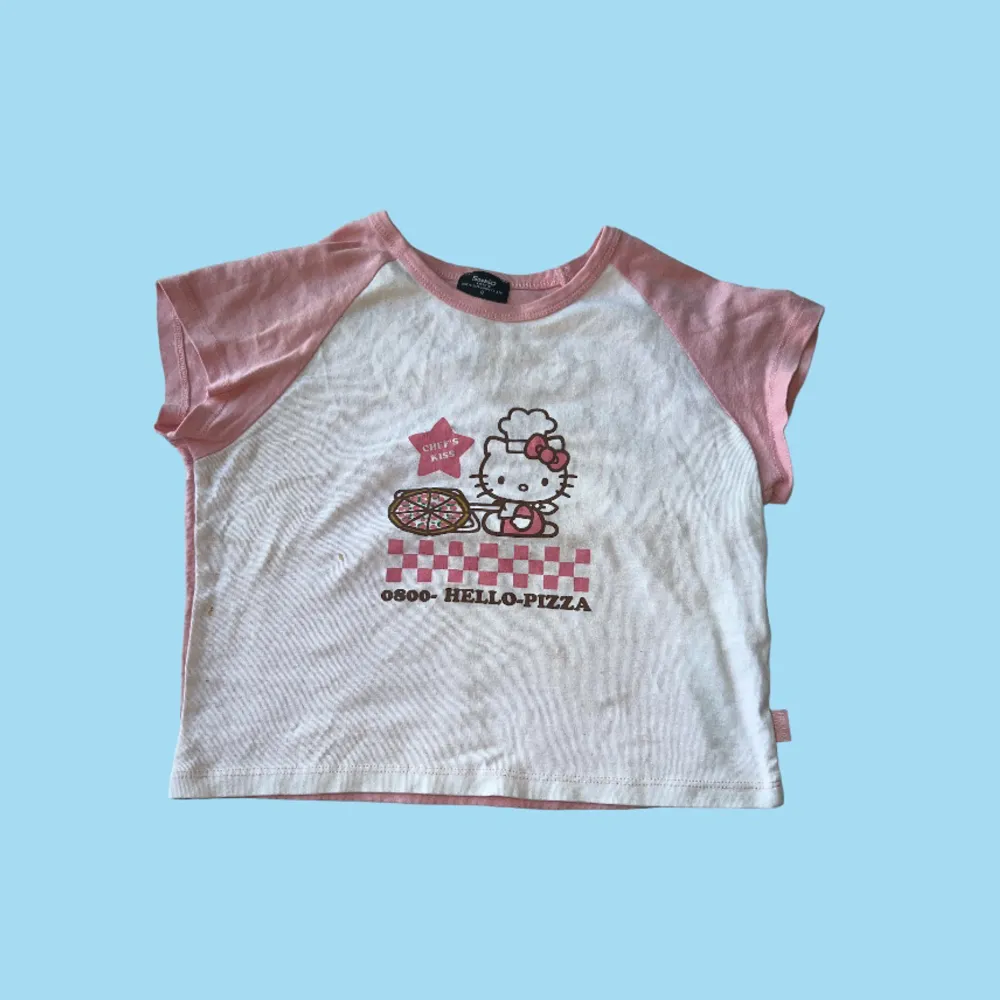 Hello Kitty T-shirt i storlek 38/Medium. !inte köpt på barn avdelningen! SLUT SÅLT!. T-shirts.
