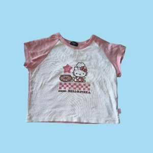 Hello Kitty T-shirt  - Hello Kitty T-shirt i storlek 38/Medium. !inte köpt på barn avdelningen! SLUT SÅLT!