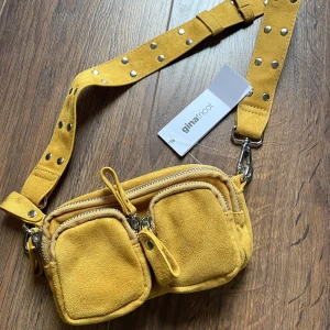 Bumbag - En helt ny ”Magväska” ifrån Ginatricot. Den är senapsgul. 