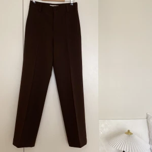 Jättesnygga kostymbyxor  - Hello! Säljer ett par mörkbruna kostymbyxor från Zara som inte kommit till användning riktigt🤎Dom är riktigt sköna och bekväma, perfekta till vardag och fest